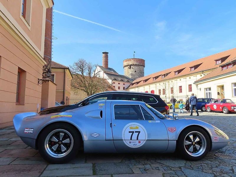 Michal a Jonáš Pavlíčkovi na startu. Rallye Spring Classic startovalo v sobotu 12. dubna dopoledne z jihočeského Tábora. Na trasu 231 kilometrů vyrazilo 100 posádek.