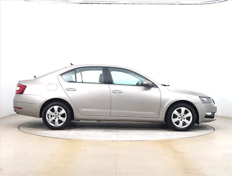 Škoda Octavia (2017) Style 1.6 TDI, Navi, Tempomat - fotka 6 z 16