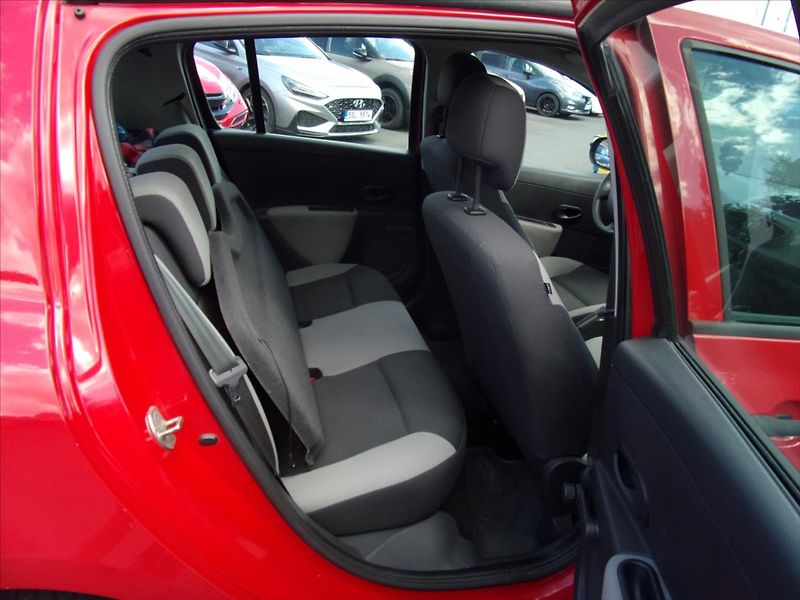 Renault Clio 1,2 - fotka 11 z 21