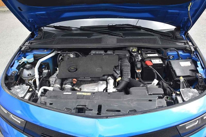 Opel Astra je dobře připraven pro dlouhé přesuny i na horších vozovkách.