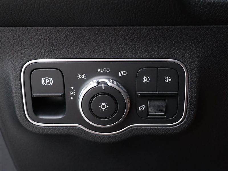 Mercedes-Benz GLB 2,0 200d 110kW 4MATIC CZ - fotka 17 z 34