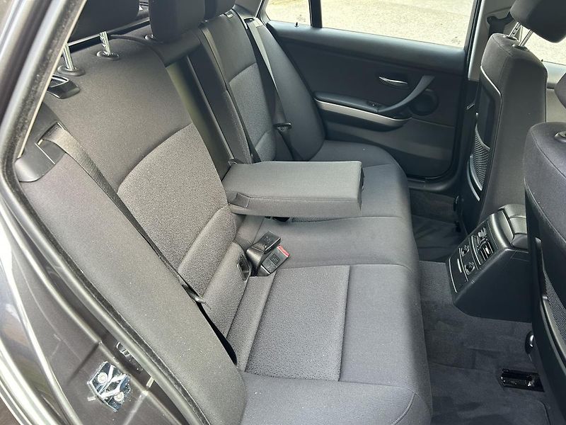 BMW Řada 3 320i  - fotka 45 z 51