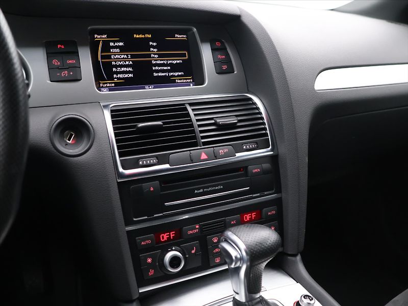 Audi Q7 3,0 TDI 150kW S-line CZ DPH - fotka 23 z 34