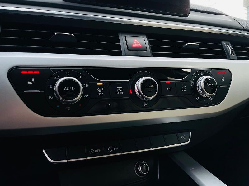 Audi A4 Avant 2.0TD AUT VÝHŘEV SENZORY - fotka 40 z 48