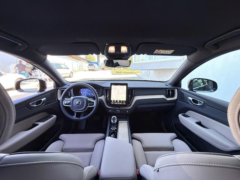 Volvo XC60 B5 AWD PLUS DARK // REZERVACE  - fotka 19 z 47