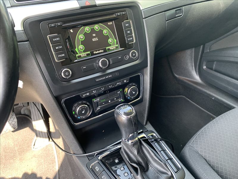 Škoda Superb 2,0 TDI DSG - fotka 13 z 19