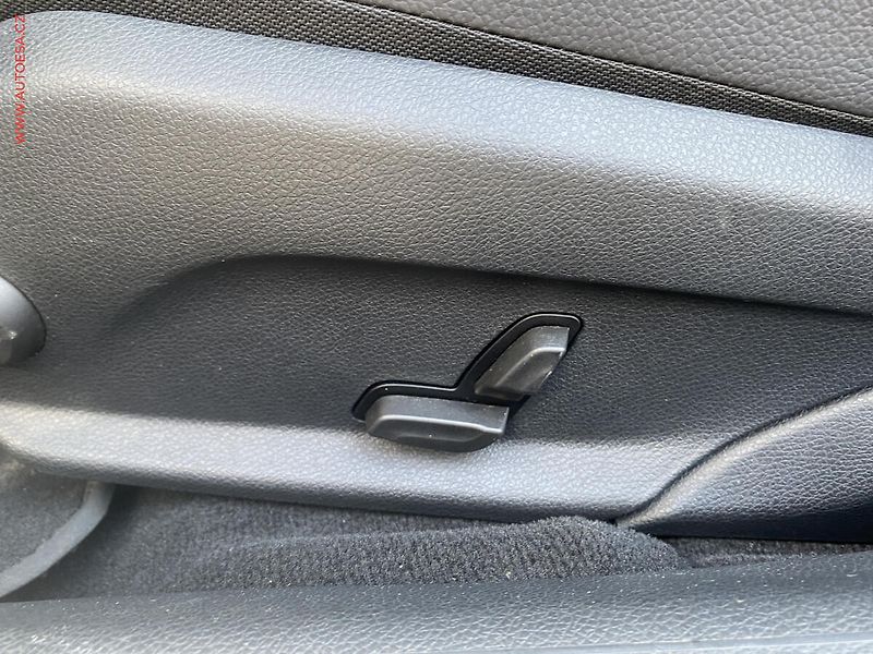 Mercedes-Benz Třídy C (2020) 1.6i, navi, LED, AC - fotka 15 z 20