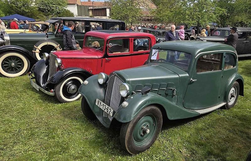 Habrovany cestovaly časem. Park zaplnily historické automobily i motorky.
