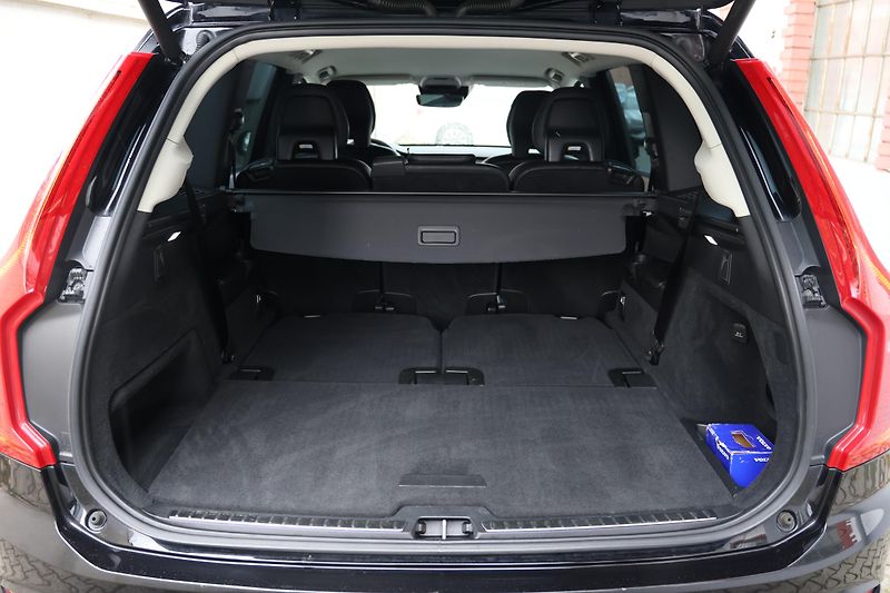 Volvo XC90 (2019) D5 aut. AWD Momentum - fotka 18 z 23
