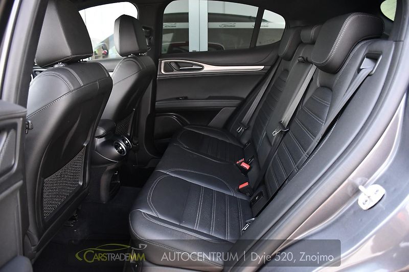 Alfa Romeo Stelvio 2.2D VELOCE Q4 H&K PANOR TAŽNÉ - fotka 13 z 53