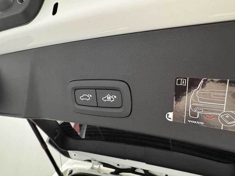 Volvo XC40 T3 MOMENTUM REZERVACE - fotka 23 z 47