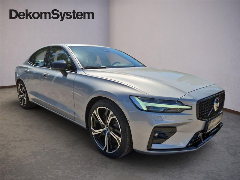 Volvo S60 2,0 B5 AWD Ultimate Dark - fotka 2 z 17
