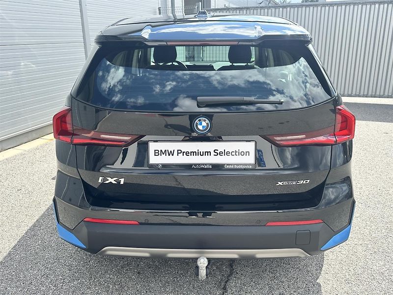BMW iX1 xDrive30 - fotka 7 z 14