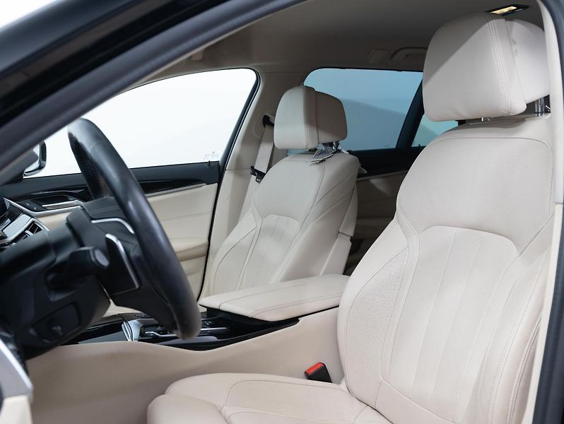 BMW Řada 5 540i xDrive Touring - fotka 18 z 22