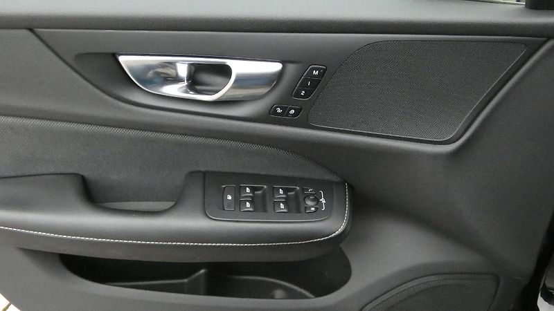 Volvo S60 T4 FWD R-Design - fotka 9 z 21