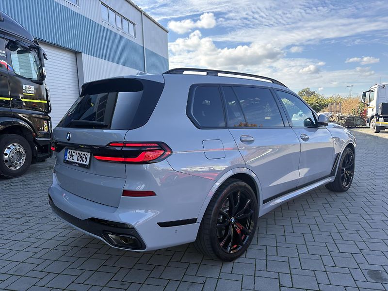 BMW X7 (2024) xDrive 40i - fotka 4 z 33