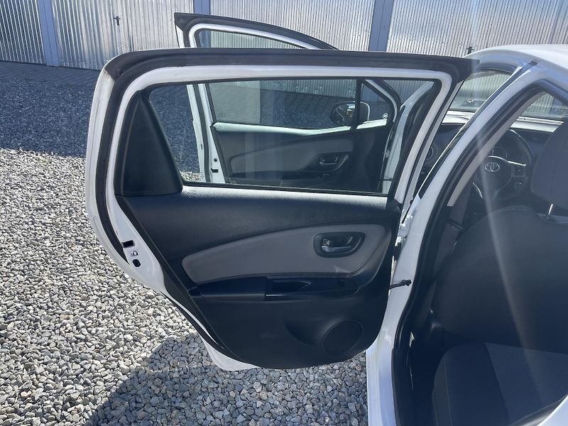 Toyota Yaris 1.5i 16v HYBRID 142TKM TOP 1A! - fotka 96 z 169