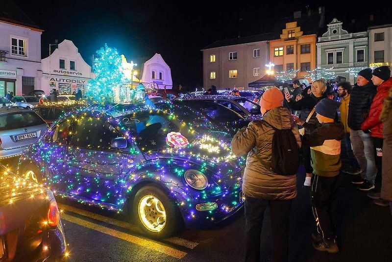 Auta svítící jako vánoční stromečky projela jižním Plzeňskem pro dobrou věc.