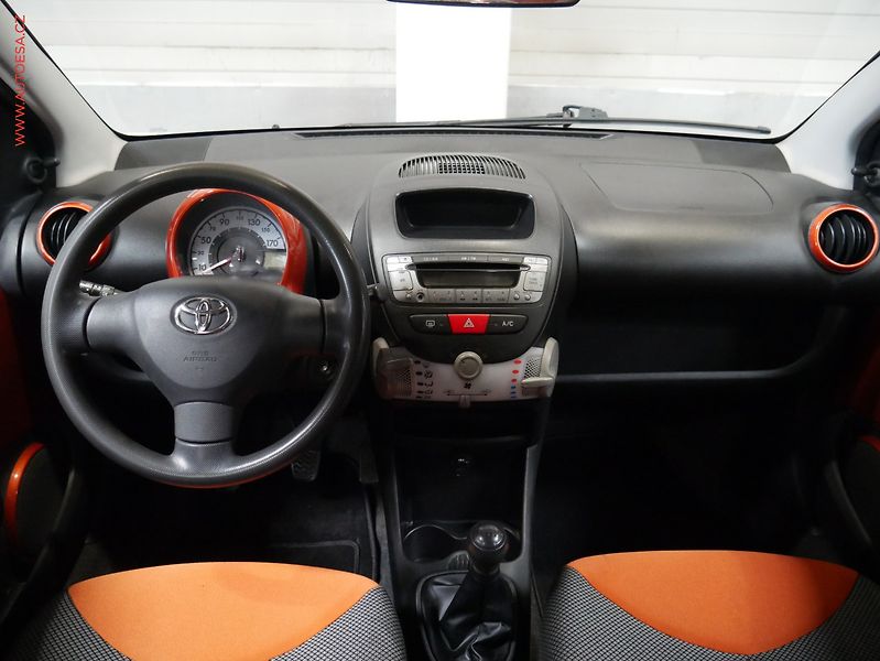 Toyota Aygo (2012) 1.0i, ČR, AC - fotka 8 z 13
