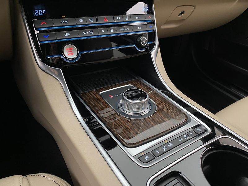 Jaguar XE 2.0D 132kW PURE AUT  - fotka 26 z 40