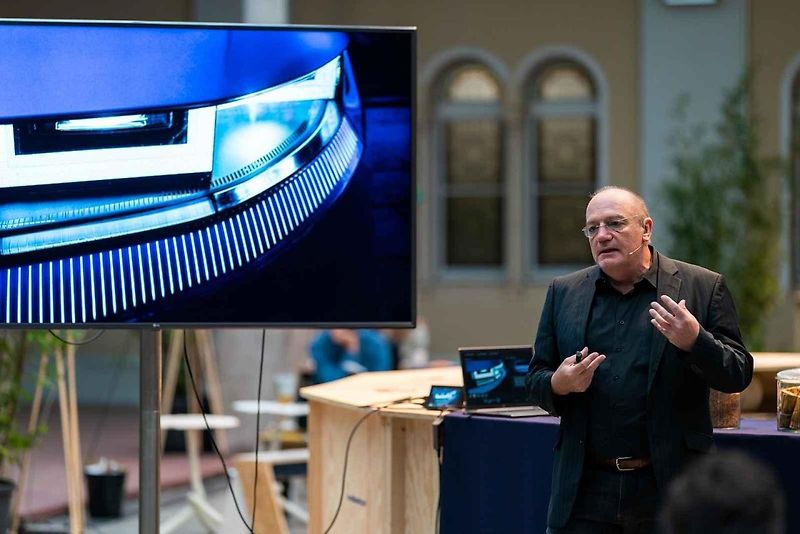 Designér Hyundai Zdeněk Borýsek při pražské přednášce