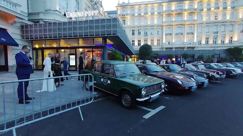 Účastníci Prague Carlsbad Classic a jejich vozy v sobotu večer před Grandhotelem Pupp.