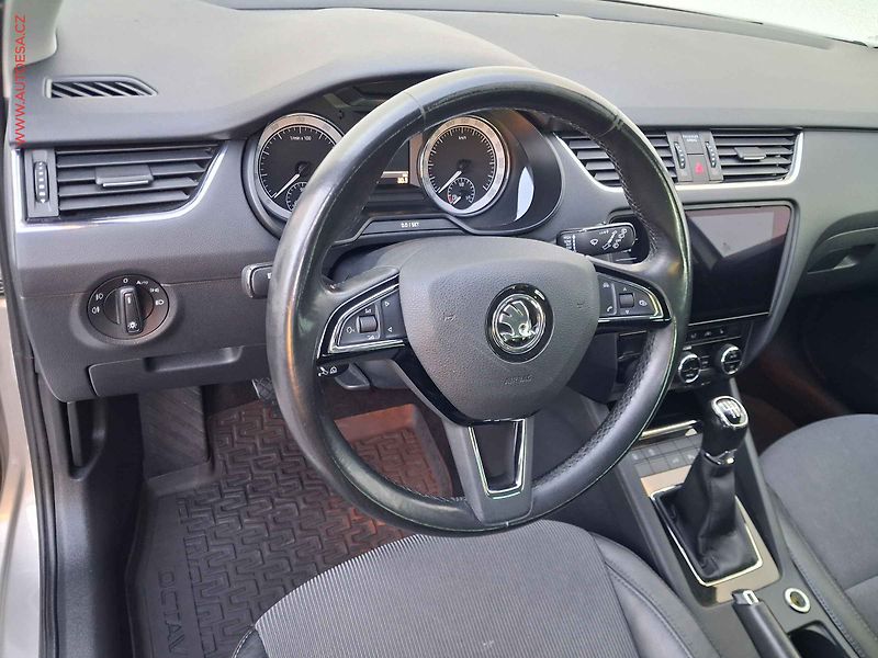 Škoda Octavia (2018) 1.4 TSi, Style, navi, +kola - fotka 12 z 19