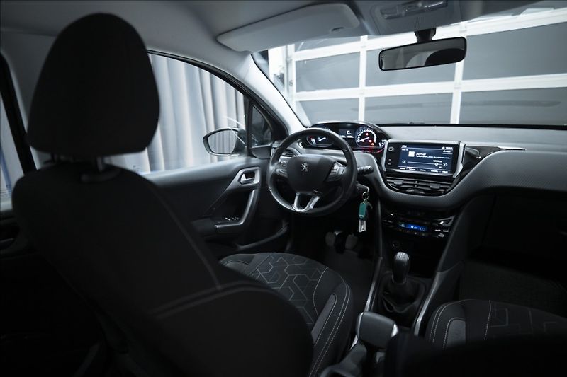 Peugeot 2008 1,2 i 1. AUT. AC VÝHŘEV 1. MAJ - fotka 13 z 36