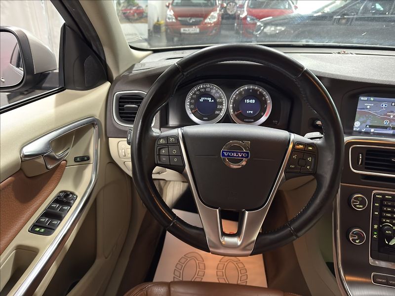 Volvo V60 2,0   T5 177KW SUMMUM XENON - fotka 23 z 38