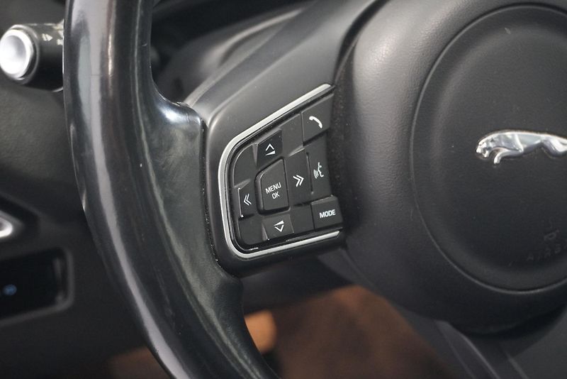Jaguar F-Pace 3.0D 221 kW 4x4 AUTOMAT 8st. - fotka 18 z 36