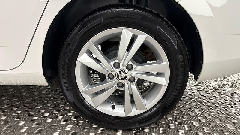 Škoda Fabia 1.0 TSI Ambition Combi - fotka 19 z 24