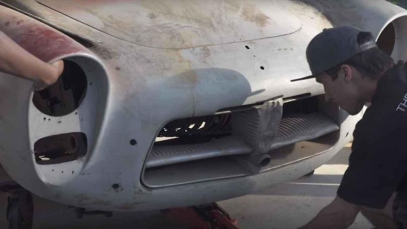 Auto je v rozebraném stavu, ale většina důležitých dílů ležela v garáži společně s karoserií.