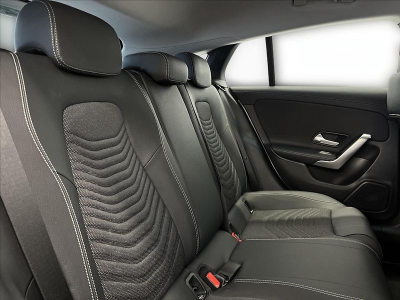 Mercedes-Benz CLA 180 d Shooting Brake Progressi - fotka 19 z 21