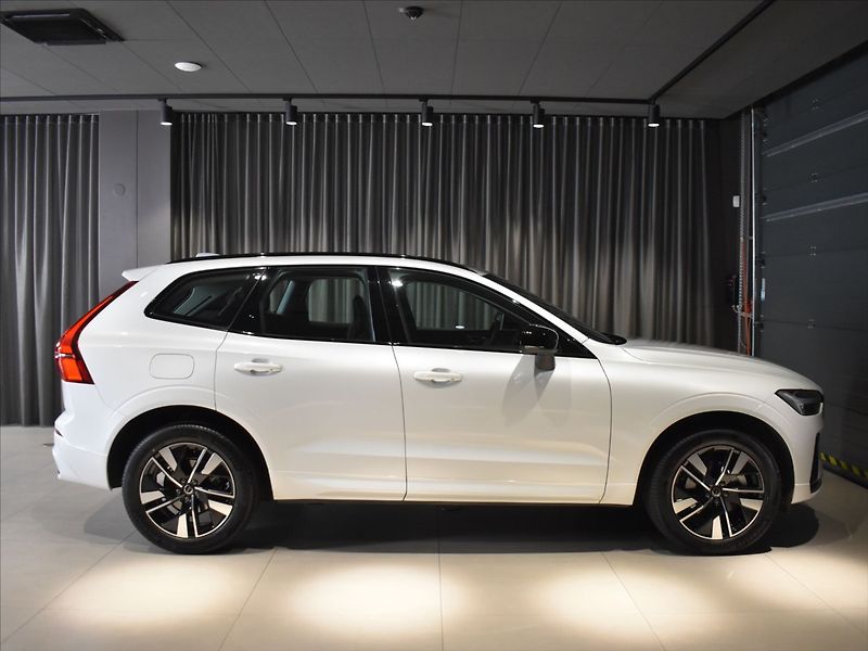 Volvo XC60 2,0 B5 AWD PLUS Bezklíč,BLIS - fotka 3 z 23
