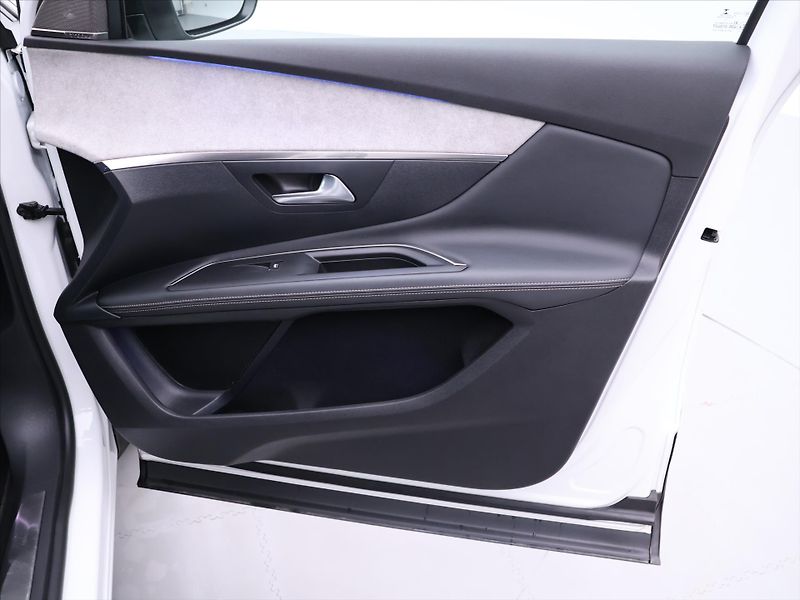 Peugeot 3008 GT 1,6 PureTech 133kW Automat - fotka 14 z 46