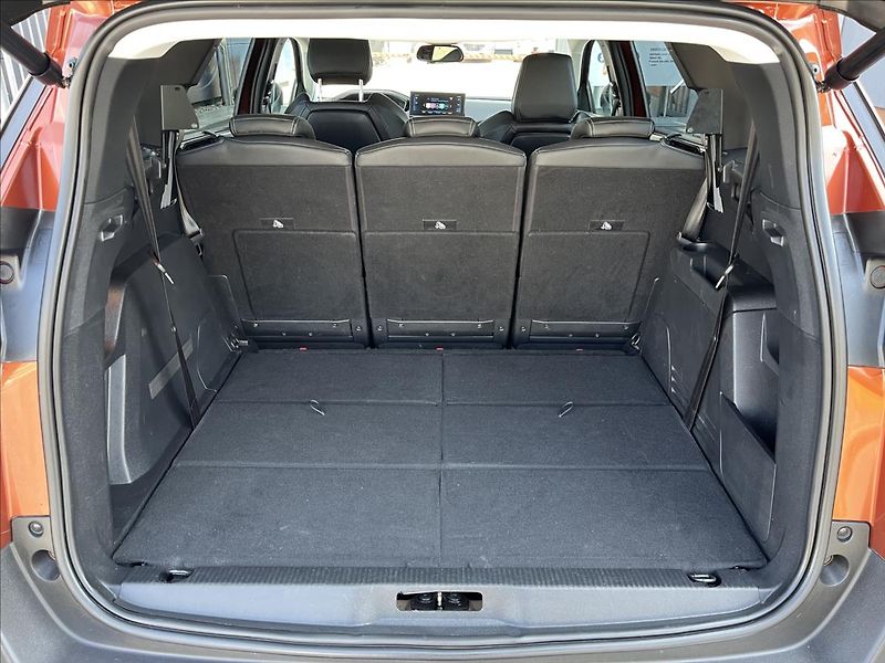 Peugeot 5008 1,2 PureTech  Allure Pack EAT8 - fotka 24 z 29