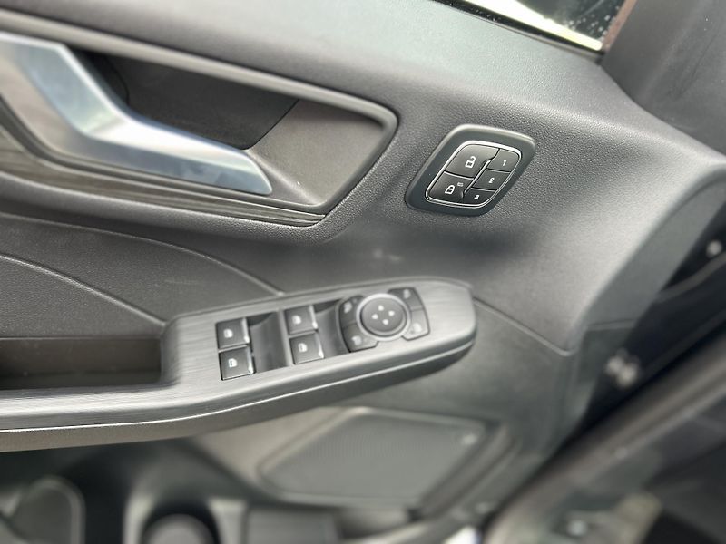 Ford Kuga Active X 2,5 HEV 134kW AWD - fotka 17 z 37
