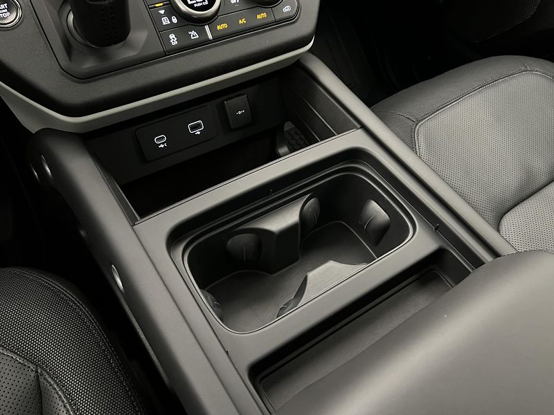 Land Rover Defender 110 D250 X-DYNAMIC HSE 1. maj - fotka 29 z 57