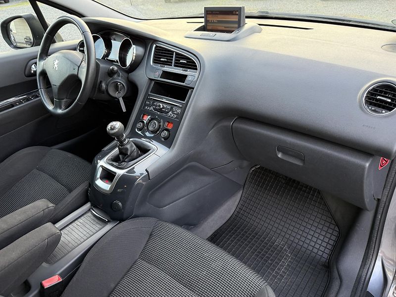 Peugeot 5008 2.0HDi 110kW Navi Panorama - fotka 10 z 20