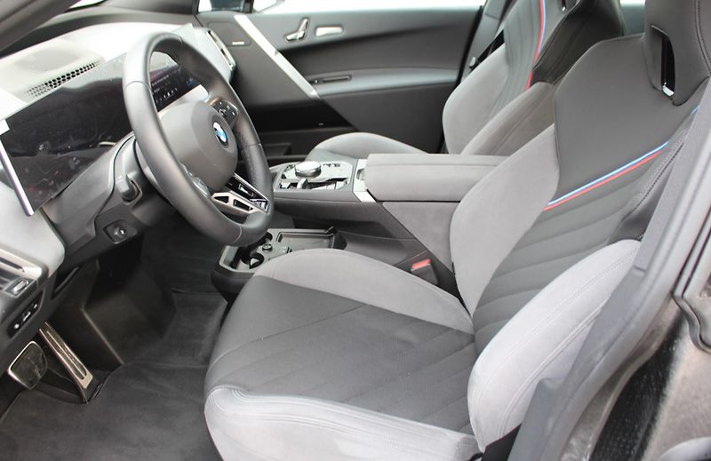 BMW iX xDrive45, 300kW - fotka 10 z 25