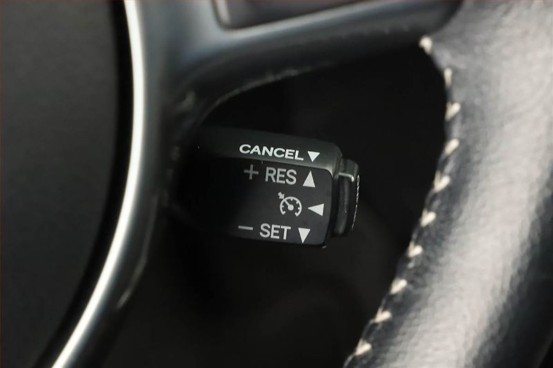 Toyota Yaris (2015) 1.5 Hybrid, Automat, Tempomat - fotka 21 z 23