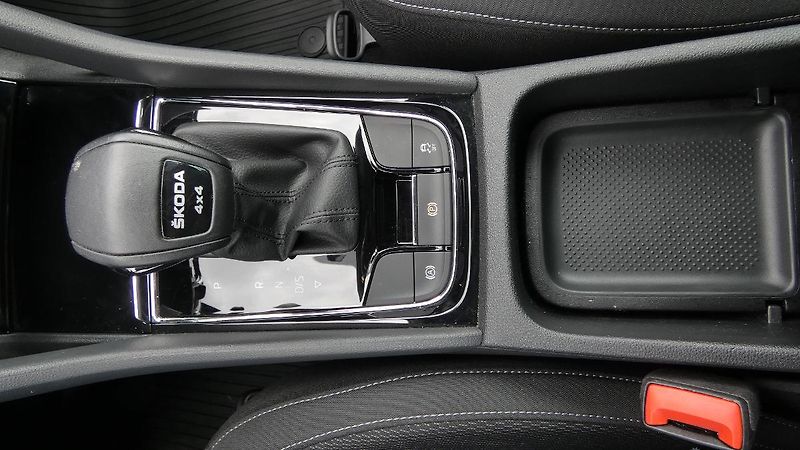 Škoda Karoq 2.0 TDI 110 kW Fresh 4x4 DSG - fotka 18 z 25
