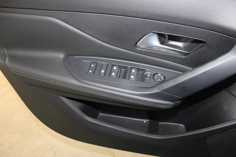 Peugeot 308 (2023) 1.2i,ALLURE PACK,130HP,DPH,ČR - fotka 20 z 22