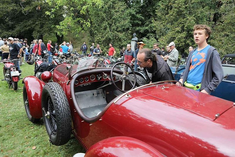 Na akci Jízda do vrchu a výstava historických vozidel se představilo na tři sta automobilů a motocyklů.