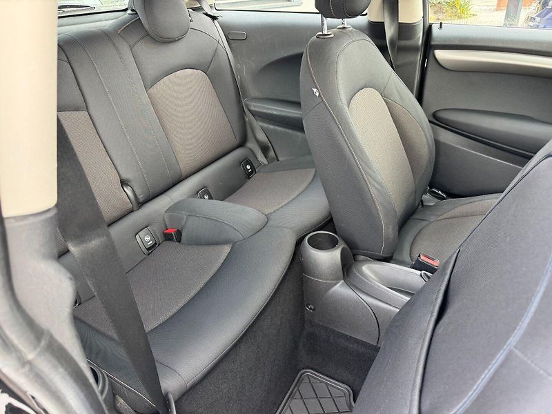 Mini One (2014) 1.2i 75kW - fotka 26 z 28