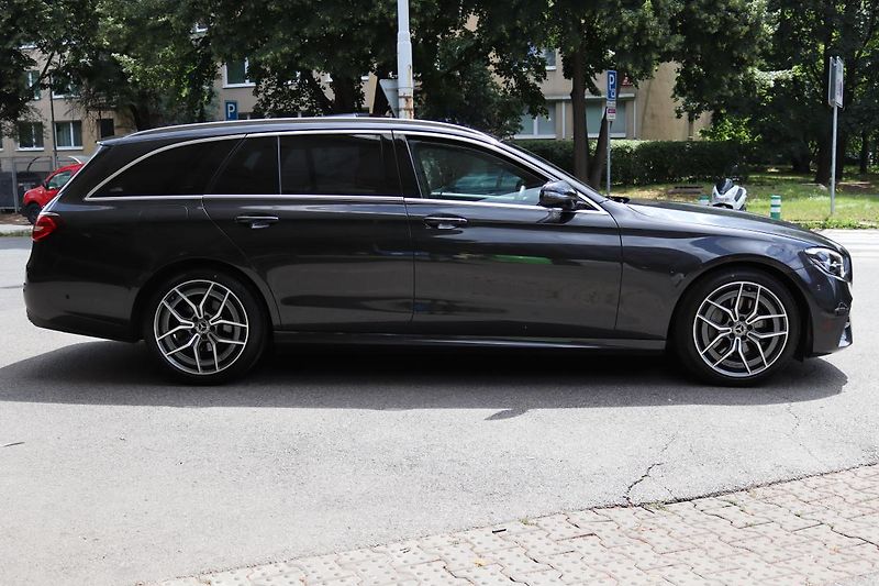 Mercedes-Benz Třídy E E 300D 4MATIC KOMBI AMG 195kW - fotka 9 z 50