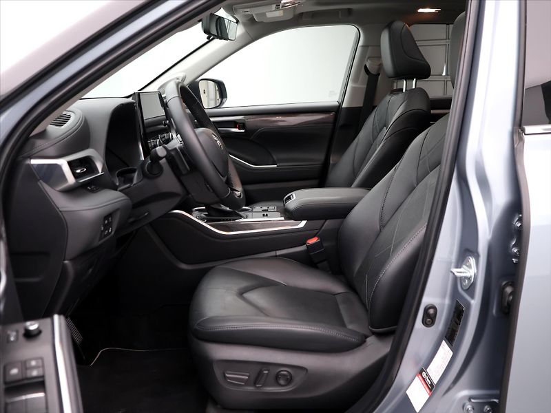 Toyota Highlander 2,5 Hybrid 140kW Executive CZ - fotka 11 z 34
