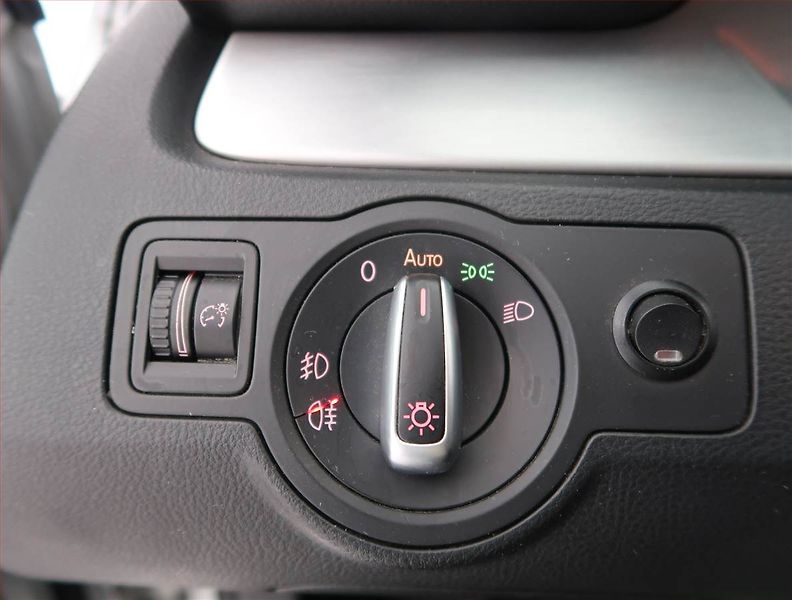 Volkswagen Passat (2011) 2.0 TDI, 4X4, Xenony - fotka 15 z 18