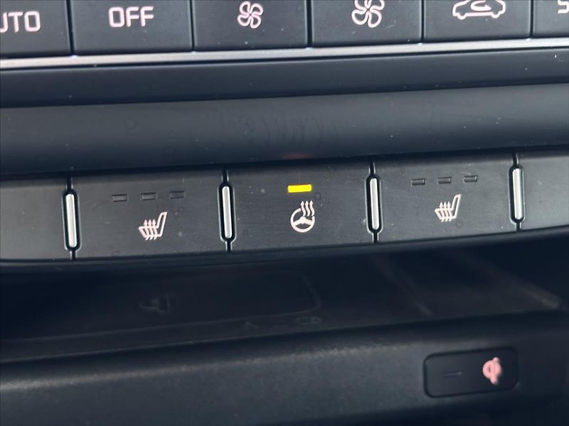 Kia Ceed 1,5 TGDi 118kW TOP ZÁRUKA NAVI - fotka 27 z 39