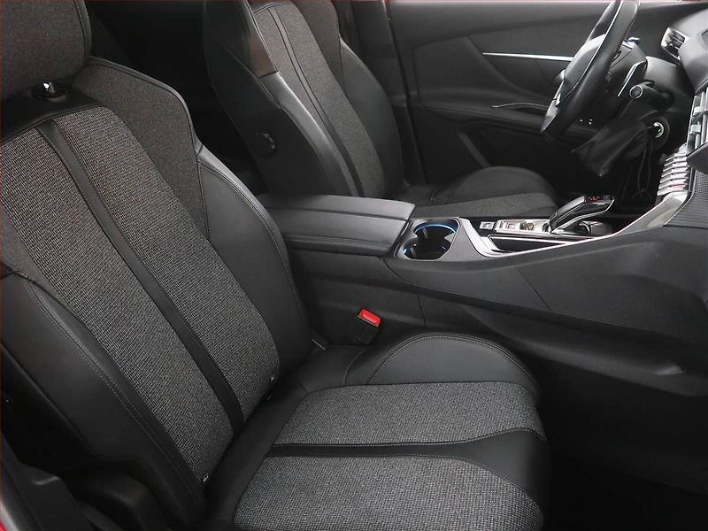 Peugeot 3008 (2020) Allure 1.2 PureTech, Automat - fotka 9 z 23
